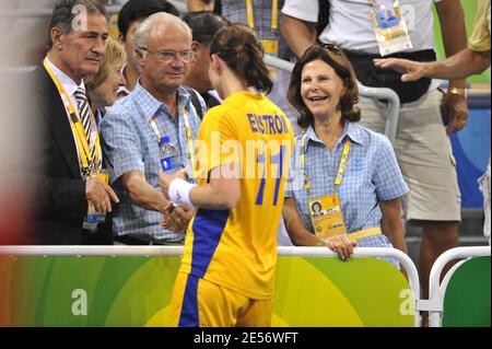 Schwedens König Carl XVI Gustaf und Frau Königin Silvia unterstützen Handball-Team während des Spiels zwischen Schweden und Norwegen am 11. Tag bei den Olympischen Spielen in Peking 2008, China am 19. August 2008. Foto von Gouhier-Hahn-Nebinger/ABACAPRESS.COM Stockfoto