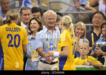 Schwedens König Carl XVI Gustaf und Frau Königin Silvia unterstützen Handball-Team während des Spiels zwischen Schweden und Norwegen am 11. Tag bei den Olympischen Spielen in Peking 2008, China am 19. August 2008. Foto von Gouhier-Hahn-Nebinger/ABACAPRESS.COM Stockfoto