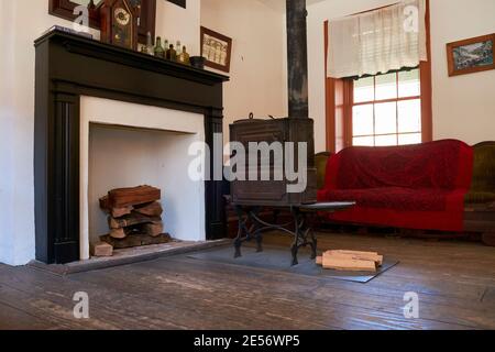 Der Wohnbereich mit Holzkamin, Herd in einem typischen alten Haus. In Harpers Ferry, West Virginia. Stockfoto