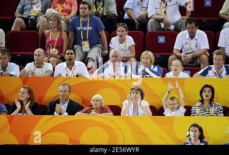 Der ehemalige Premierminister Tony Blair mit seiner Frau Cherie Tochter Kathryn (L), der Mutter seiner Frau Gail Booth und seinem Sohn Leo unterstützen das britische Cyclist-Team während der Olympischen Spiele 2008 in Peking, China am 19. August 2008. Foto von Gouhier-Hahn-Nebinger/ABACAPRESS.COM Stockfoto