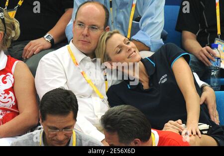 File photo : HSH Prinz Albert II von Monaco und Charlene Wittstock Uhr das synchronisierte Schwimmen Duet Free Routine Abschlussveranstaltung des XXIX Beijing Olympic Games Day 12 im Nationalstadion in Peking, China am 20. August 2008. Das 10. Regierungsjubiläum von Fürst Albert II. Wird im Fürstentum am 11. Juli 2015 gefeiert. Foto von Gouhier-Hahn-Nebinger/ABACAPRESS.COM Stockfoto