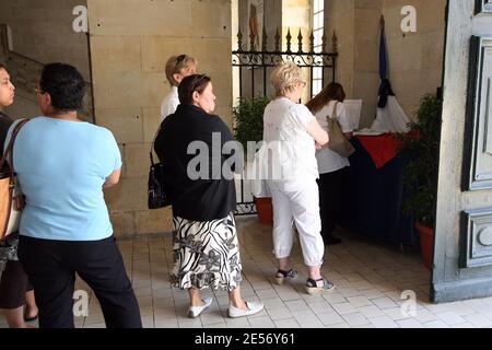 Am 20. August 2008 wird im Rathaus von Castres, Südfrankreich, ein Kondolenzbuch unterzeichnet, nachdem 10 französische NATO-Truppen in Afghanistan, hauptsächlich von diesem Regiment, bei Kämpfen nach einem Taliban-Hinterhalt in der Nähe von Kabul getötet wurden, der auch 21 französische Soldaten verwundet hat. In der schlimmsten Schlachtfeld-Maut für ausländische Truppen seit dem Sturz der Taliban 2001. Es war der tödlichste Angriff auf französische Truppen seit einem Angriff von 1983 in Beirut, bei dem 58 französische Fallschirmjäger, die in einer UN-Truppe dienten, getötet wurden. Foto von Alex/ABACAPRESS.COM Stockfoto