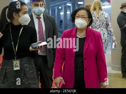 Washington, Usa. Januar 2021. Senator Mazie Hirono (D-HI) Hawaii läuft am Mittwoch, 26. Januar 2021 von der Senate Subway im US-Kapitol in Washington, DC. Represetantive Hoyer erklärte, dass während der Verletzung des US-Kapitols am 6. Januar eine Hommage an den verstorbenen Kongressabgeordneten gestohlen wurde. Foto von Leigh Vogel/UPI Credit: UPI/Alamy Live News Stockfoto