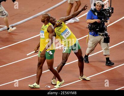 Der US-Spitzensprinter Tyson Gay und Jamaikas ehemaliger 100-Meter-Weltrekordhalter Asafa Powell haben Drogentests nicht bestanden. Gay, 30, der zweitschnellste Mann über 100 m, wurde am Freitag, den 12. Juli 2013 von der US-Anti-Doping-Agentur darüber informiert, dass seine A-Stichprobe aus einem Test außerhalb des Wettbewerbs im Mai ein positives Ergebnis gebracht hatte. Powell, der viertschnellste aller Zeiten, war positiv für ein verbotenes Stimulans bei den jamaikanischen Meisterschaften im Juni. Datei Foto : Jamaika's Asafa Powell, Nesta Carter, Usain Bolt und Michael Frater feiern die Goldmedaille nach dem Männer 4 x 100m Relay Finale während der Olympischen Spiele in Peking 2008 auf D Stockfoto