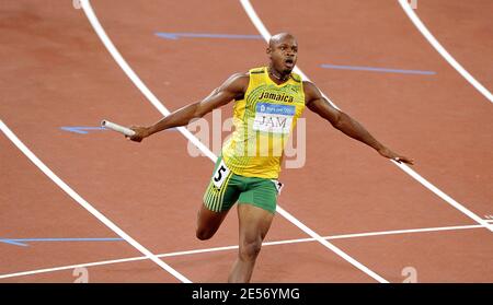 Der US-Spitzensprinter Tyson Gay und Jamaikas ehemaliger 100-Meter-Weltrekordhalter Asafa Powell haben Drogentests nicht bestanden. Gay, 30, der zweitschnellste Mann über 100 m, wurde am Freitag, den 12. Juli 2013 von der US-Anti-Doping-Agentur darüber informiert, dass seine A-Stichprobe aus einem Test außerhalb des Wettbewerbs im Mai ein positives Ergebnis gebracht hatte. Powell, der viertschnellste aller Zeiten, war positiv für ein verbotenes Stimulans bei den jamaikanischen Meisterschaften im Juni. Datei Foto : Jamaika's Asafa Powell, Nesta Carter, Usain Bolt und Michael Frater feiern die Goldmedaille nach dem Männer 4 x 100m Relay Finale während der Olympischen Spiele in Peking 2008 auf D Stockfoto