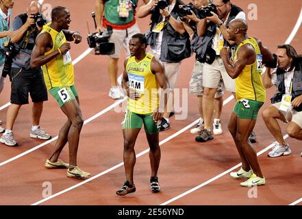 Der US-Spitzensprinter Tyson Gay und Jamaikas ehemaliger 100-Meter-Weltrekordhalter Asafa Powell haben Drogentests nicht bestanden. Gay, 30, der zweitschnellste Mann über 100 m, wurde am Freitag, den 12. Juli 2013 von der US-Anti-Doping-Agentur darüber informiert, dass seine A-Stichprobe aus einem Test außerhalb des Wettbewerbs im Mai ein positives Ergebnis gebracht hatte. Powell, der viertschnellste aller Zeiten, war positiv für ein verbotenes Stimulans bei den jamaikanischen Meisterschaften im Juni. Datei Foto : Jamaika's Asafa Powell, Nesta Carter, Usain Bolt und Michael Frater feiern die Goldmedaille nach dem Männer 4 x 100m Relay Finale während der Olympischen Spiele in Peking 2008 auf D Stockfoto