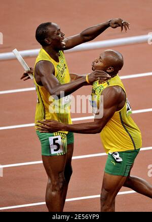 Der US-Spitzensprinter Tyson Gay und Jamaikas ehemaliger 100-Meter-Weltrekordhalter Asafa Powell haben Drogentests nicht bestanden. Gay, 30, der zweitschnellste Mann über 100 m, wurde am Freitag, den 12. Juli 2013 von der US-Anti-Doping-Agentur darüber informiert, dass seine A-Stichprobe aus einem Test außerhalb des Wettbewerbs im Mai ein positives Ergebnis gebracht hatte. Powell, der viertschnellste aller Zeiten, war positiv für ein verbotenes Stimulans bei den jamaikanischen Meisterschaften im Juni. Datei Foto : Jamaika's Asafa Powell, Nesta Carter, Usain Bolt und Michael Frater feiern die Goldmedaille nach dem Männer 4 x 100m Relay Finale während der Olympischen Spiele in Peking 2008 auf D Stockfoto