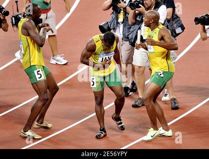 Der US-Spitzensprinter Tyson Gay und Jamaikas ehemaliger 100-Meter-Weltrekordhalter Asafa Powell haben Drogentests nicht bestanden. Gay, 30, der zweitschnellste Mann über 100 m, wurde am Freitag, den 12. Juli 2013 von der US-Anti-Doping-Agentur darüber informiert, dass seine A-Stichprobe aus einem Test außerhalb des Wettbewerbs im Mai ein positives Ergebnis gebracht hatte. Powell, der viertschnellste aller Zeiten, war positiv für ein verbotenes Stimulans bei den jamaikanischen Meisterschaften im Juni. Datei Foto : Jamaika's Asafa Powell, Nesta Carter, Usain Bolt und Michael Frater feiern die Goldmedaille nach dem Männer 4 x 100m Relay Finale während der Olympischen Spiele in Peking 2008 auf D Stockfoto