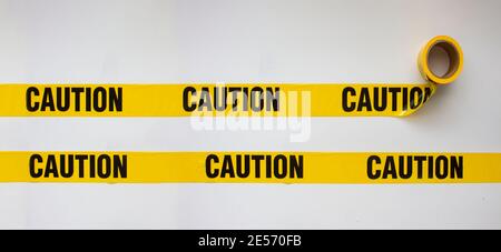 Vorsicht Sicherheitsabsperrband, innen oder außen schwarz auf gelbem Hintergrund Stockfoto