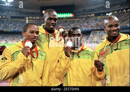 Der US-Spitzensprinter Tyson Gay und Jamaikas ehemaliger 100-Meter-Weltrekordhalter Asafa Powell haben Drogentests nicht bestanden. Gay, 30, der zweitschnellste Mann über 100 m, wurde am Freitag, den 12. Juli 2013 von der US-Anti-Doping-Agentur darüber informiert, dass seine A-Stichprobe aus einem Test außerhalb des Wettbewerbs im Mai ein positives Ergebnis gebracht hatte. Powell, der viertschnellste aller Zeiten, war positiv für ein verbotenes Stimulans bei den jamaikanischen Meisterschaften im Juni. Datei Foto : Nesta Carter, Michael Frater, Usain Bolt und Asafa Powell aus Jamaika feiern auf dem Podium, als sie ihre Goldmedaillen während der Medaillenzeremonie für die Herren 4 x 1 erhalten Stockfoto