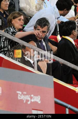 Der britische Premierminister Gordon Brown (Mitte) mit seiner Frau Sarah während der Abschlussfeier der XXIX Olympischen Spiele am 16. Tag im Nationalstadion in Peking, China, am 24. August 2008. Foto von Gouhier-Hahn/Cameleon/ABACAPRESS.COM Stockfoto