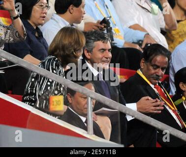 Der britische Premierminister Gordon Brown (Mitte) mit seiner Frau Sarah während der Abschlussfeier der XXIX Olympischen Spiele am 16. Tag im Nationalstadion in Peking, China, am 24. August 2008. Foto von Gouhier-Hahn/Cameleon/ABACAPRESS.COM Stockfoto