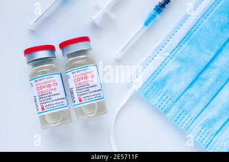 Calgary, Alberta. Kanada. Januar 25 2021. Ein paar Impfstoffflaschen Moderna Covid-19 mit sterilen Spritzen und Gesichtsmaske Stockfoto