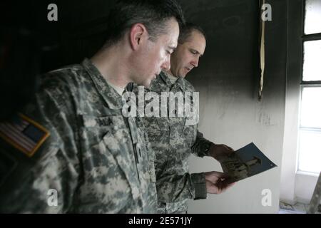 US-Armeeoffiziere des 21st Theatre Sustainement Command beim EU Command Sehen Sie sich ein Foto von georgischen Soldaten an, die am 25. August 2008 auf einer Tour durch eine geplünderte georgische Armeebasis außerhalb von Gori, Georgien, im Irak dienen. Foto von Youssef Boudlal/ABACAPRESS.COM Stockfoto