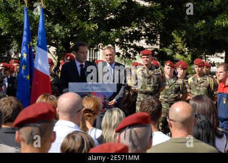 Der französische Präsident Nicolas Sarkozy hält eine Rede auf der 8eme RPIMA während eines Besuchs, flankiert vom französischen Verteidigungsminister und Veteranen Jean-Marie Bockel, in ihrem Hauptquartier in Castres, Südfrankreich, am 26. August 2008. Zehn Soldaten, von denen acht aus den 8em RPIMA stammten, wurden in einem Hinterhalt in Afghanistan getötet, als der größte Einzelverlust für alliierte Kampfkräfte seit der Invasion von 2001. Foto von Alain Machelidon/ABACAPRESS.COM Stockfoto