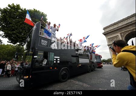 Französische J.O.-Athleten auf der Champs Elysee in Paris, Frankreich am 26. August 2008. Foto von Gorassini-Taamallah/ABACAPRESS.COM Stockfoto