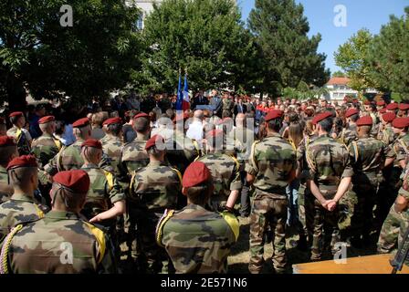 Der französische Präsident Nicolas Sarkozy hält eine Rede auf der 8eme RPIMA während eines Besuchs, flankiert vom französischen Verteidigungsminister und Veteranen Jean-Marie Bockel, in ihrem Hauptquartier in Castres, Südfrankreich, am 26. August 2008. Zehn Soldaten, von denen acht aus den 8em RPIMA stammten, wurden in einem Hinterhalt in Afghanistan getötet, als der größte Einzelverlust für alliierte Kampfkräfte seit der Invasion von 2001. Foto von Alain Machelidon/ABACAPRESS.COM Stockfoto