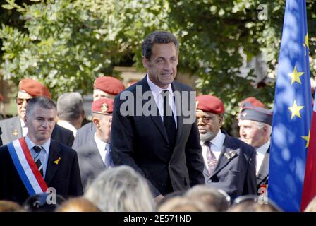 Der französische Präsident Nicolas Sarkozy hält eine Rede auf der 8eme RPIMA während eines Besuchs in ihrem Hauptsitz in Castres, Südfrankreich, am 26. August 2008. Zehn Soldaten, von denen acht aus den 8em RPIMA stammten, wurden in einem Hinterhalt in Afghanistan getötet, als der größte Einzelverlust für alliierte Kampfkräfte seit der Invasion von 2001. Foto von Alain Machelidon/ABACAPRESS.COM Stockfoto