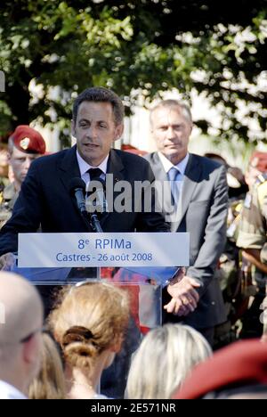 Der französische Präsident Nicolas Sarkozy hält eine Rede auf der 8eme RPIMA während eines Besuchs, flankiert vom französischen Verteidigungsminister und Veteranen Jean-Marie Bockel, in ihrem Hauptquartier in Castres, Südfrankreich, am 26. August 2008. Zehn Soldaten, von denen acht aus den 8em RPIMA stammten, wurden in einem Hinterhalt in Afghanistan getötet, als der größte Einzelverlust für alliierte Kampfkräfte seit der Invasion von 2001. Foto von Alain Machelidon/ABACAPRESS.COM Stockfoto