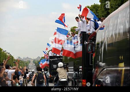 Französische J.O.-Athleten auf der Champs Elysee in Paris, Frankreich am 26. August 2008. Foto von Gorassini-Taamallah/ABACAPRESS.COM Stockfoto