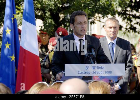 Der französische Präsident Nicolas Sarkozy hält eine Rede auf der 8eme RPIMA während eines Besuchs, flankiert vom französischen Verteidigungsminister und Veteranen Jean-Marie Bockel, in ihrem Hauptquartier in Castres, Südfrankreich, am 26. August 2008. Zehn Soldaten, von denen acht aus den 8em RPIMA stammten, wurden in einem Hinterhalt in Afghanistan getötet, als der größte Einzelverlust für alliierte Kampfkräfte seit der Invasion von 2001. Foto von Alain Machelidon/ABACAPRESS.COM Stockfoto