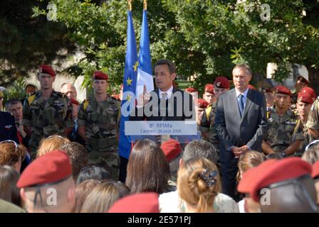 Der französische Präsident Nicolas Sarkozy hält eine Rede auf der 8eme RPIMA während eines Besuchs, flankiert vom französischen Verteidigungsminister und Veteranen Jean-Marie Bockel, in ihrem Hauptquartier in Castres, Südfrankreich, am 26. August 2008. Zehn Soldaten, von denen acht aus den 8em RPIMA stammten, wurden in einem Hinterhalt in Afghanistan getötet, als der größte Einzelverlust für alliierte Kampfkräfte seit der Invasion von 2001. Foto von Alain Machelidon/ABACAPRESS.COM Stockfoto