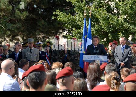 Der französische Präsident Nicolas Sarkozy hält eine Rede auf der 8eme RPIMA während eines Besuchs, flankiert vom französischen Verteidigungsminister und Veteranen Jean-Marie Bockel, in ihrem Hauptquartier in Castres, Südfrankreich, am 26. August 2008. Zehn Soldaten, von denen acht aus den 8em RPIMA stammten, wurden in einem Hinterhalt in Afghanistan getötet, als der größte Einzelverlust für alliierte Kampfkräfte seit der Invasion von 2001. Foto von Alain Machelidon/ABACAPRESS.COM Stockfoto