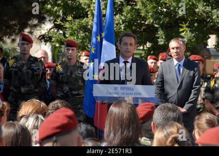 Der französische Präsident Nicolas Sarkozy hält eine Rede auf der 8eme RPIMA während eines Besuchs, flankiert vom französischen Verteidigungsminister und Veteranen Jean-Marie Bockel, in ihrem Hauptquartier in Castres, Südfrankreich, am 26. August 2008. Zehn Soldaten, von denen acht aus den 8em RPIMA stammten, wurden in einem Hinterhalt in Afghanistan getötet, als der größte Einzelverlust für alliierte Kampfkräfte seit der Invasion von 2001. Foto von Alain Machelidon/ABACAPRESS.COM Stockfoto