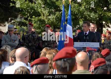 Der französische Präsident Nicolas Sarkozy hält eine Rede auf der 8eme RPIMA während eines Besuchs, flankiert vom französischen Verteidigungsminister und Veteranen Jean-Marie Bockel, in ihrem Hauptquartier in Castres, Südfrankreich, am 26. August 2008. Zehn Soldaten, von denen acht aus den 8em RPIMA stammten, wurden in einem Hinterhalt in Afghanistan getötet, als der größte Einzelverlust für alliierte Kampfkräfte seit der Invasion von 2001. Foto von Alain Machelidon/ABACAPRESS.COM Stockfoto