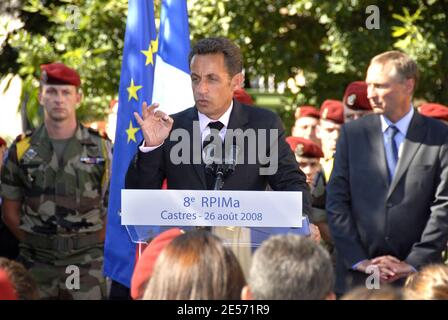 Der französische Präsident Nicolas Sarkozy hält eine Rede auf der 8eme RPIMA während eines Besuchs, flankiert vom französischen Verteidigungsminister und Veteranen Jean-Marie Bockel, in ihrem Hauptquartier in Castres, Südfrankreich, am 26. August 2008. Zehn Soldaten, von denen acht aus den 8em RPIMA stammten, wurden in einem Hinterhalt in Afghanistan getötet, als der größte Einzelverlust für alliierte Kampfkräfte seit der Invasion von 2001. Foto von Alain Machelidon/ABACAPRESS.COM Stockfoto