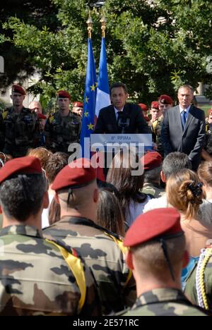 Der französische Präsident Nicolas Sarkozy hält eine Rede auf der 8eme RPIMA während eines Besuchs, flankiert vom französischen Verteidigungsminister und Veteranen Jean-Marie Bockel, in ihrem Hauptquartier in Castres, Südfrankreich, am 26. August 2008. Zehn Soldaten, von denen acht aus den 8em RPIMA stammten, wurden in einem Hinterhalt in Afghanistan getötet, als der größte Einzelverlust für alliierte Kampfkräfte seit der Invasion von 2001. Foto von Alain Machelidon/ABACAPRESS.COM Stockfoto