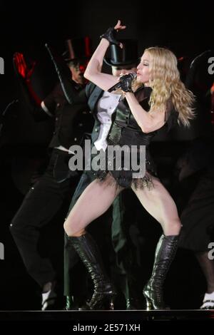 Madonna tritt am 26. August 2008 im Charles-Ehrmann-Stadion in Nizza, Frankreich, während ihrer Sticky & Sweet Welttournee auf. Foto von Stuart Morton/ABACAPRESS.COM Stockfoto