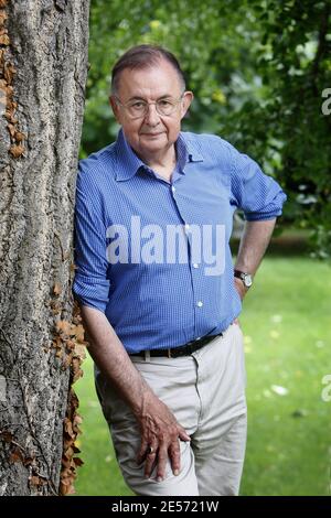 Der französische Wissenschaftler, Mitglied der französischen Akademie der Wissenschaften und Weltspezialist für menschliches Gehirn, Professor Jean-Didier Vincent, posiert am 26. August 2008 in seinem Landhaus in der Nähe von Bordeaux, Südwestfrankreich. Vincent schrieb zahlreiche Bücher, darunter "Voyage extraordinaire au Centre du cerveau" (eine außergewöhnliche Reise zum Zentrum des Gehirns), ist auch verantwortlich für die Programme im französischen Ministerium für Bildung und der Ethischen Kommission der Wissenschaften. Foto von Patrick Bernard/ABACAPRESS.COM Stockfoto