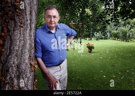 Der französische Wissenschaftler, Mitglied der französischen Akademie der Wissenschaften und Weltspezialist für menschliches Gehirn, Professor Jean-Didier Vincent, posiert am 26. August 2008 in seinem Landhaus in der Nähe von Bordeaux, Südwestfrankreich. Vincent schrieb zahlreiche Bücher, darunter "Voyage extraordinaire au Centre du cerveau" (eine außergewöhnliche Reise zum Zentrum des Gehirns), ist auch verantwortlich für die Programme im französischen Ministerium für Bildung und der Ethischen Kommission der Wissenschaften. Foto von Patrick Bernard/ABACAPRESS.COM Stockfoto