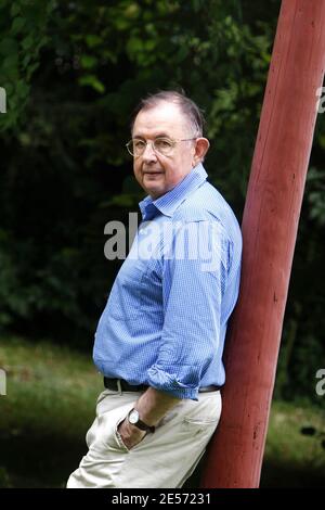 Der französische Wissenschaftler, Mitglied der französischen Akademie der Wissenschaften und Weltspezialist für menschliches Gehirn, Professor Jean-Didier Vincent, posiert am 26. August 2008 in seinem Landhaus in der Nähe von Bordeaux, Südwestfrankreich. Vincent schrieb zahlreiche Bücher, darunter "Voyage extraordinaire au Centre du cerveau" (eine außergewöhnliche Reise zum Zentrum des Gehirns), ist auch verantwortlich für die Programme im französischen Ministerium für Bildung und der Ethischen Kommission der Wissenschaften. Foto von Patrick Bernard/ABACAPRESS.COM Stockfoto