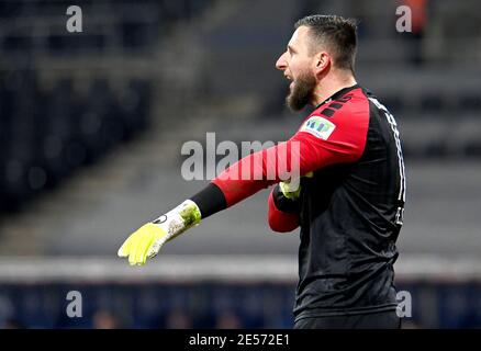 Braunschweig, Deutschland. Januar 2021. Fußball: 2. Bundesliga, Eintracht Braunschweig - 1. FC Heidenheim, Matchday 18 im Eintracht-Stadion. Braunschweiger Torhüterin Jasmin Fejzic gibt eine Ankündigung ab. Quelle: Hauke-Christian Dittrich/dpa - WICHTIGER HINWEIS: Gemäß den Bestimmungen der DFL Deutsche Fußball Liga und/oder des DFB Deutscher Fußball-Bund ist es untersagt, im Stadion und/oder des Spiels aufgenommene Fotos in Form von Sequenzbildern und/oder videoähnlichen Fotoserien zu verwenden oder zu verwenden./dpa/Alamy Live News Stockfoto