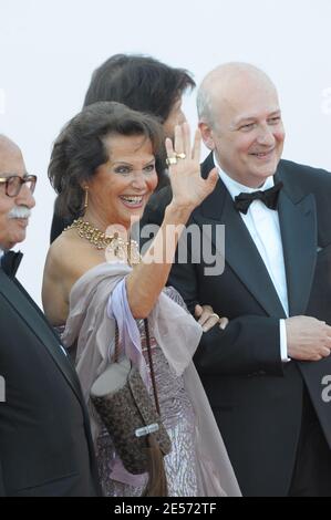 Die Schauspielerin Claudia Cardinale und der italienische Minister Sandro Bondi nehmen am 27. August 2008 an der Eröffnungsvorführung von Burn After Reading beim 65. Filmfestival in Venedig Teil. Foto von ABACAUSA.COM (im Bild: Claudia Cardinale, Sandro Bondi) Stockfoto