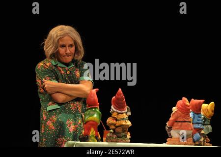 Lola Semonin tritt während des Vorhangs von ' La Madeleine De Proust ' im Theater Rive-Gauche in Paris, Frankreich am 27. August 2008 auf. Foto von Giancarlo Gorassini/ABACAPRESS.COM Stockfoto