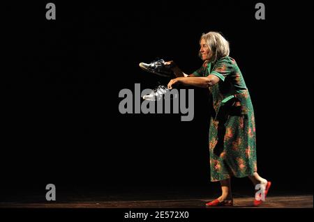 Lola Semonin tritt während des Vorhangs von ' La Madeleine De Proust ' im Theater Rive-Gauche in Paris, Frankreich am 27. August 2008 auf. Foto von Giancarlo Gorassini/ABACAPRESS.COM Stockfoto