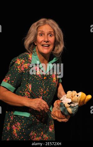 Lola Semonin tritt während des Vorhangs von ' La Madeleine De Proust ' im Theater Rive-Gauche in Paris, Frankreich am 27. August 2008 auf. Foto von Giancarlo Gorassini/ABACAPRESS.COM Stockfoto