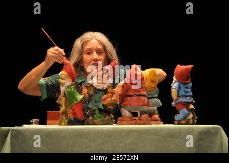 Lola Semonin tritt während des Vorhangs von ' La Madeleine De Proust ' im Theater Rive-Gauche in Paris, Frankreich am 27. August 2008 auf. Foto von Giancarlo Gorassini/ABACAPRESS.COM Stockfoto