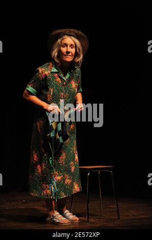 Lola Semonin tritt während des Vorhangs von ' La Madeleine De Proust ' im Theater Rive-Gauche in Paris, Frankreich am 27. August 2008 auf. Foto von Giancarlo Gorassini/ABACAPRESS.COM Stockfoto