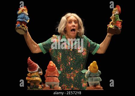 Lola Semonin tritt während des Vorhangs von ' La Madeleine De Proust ' im Theater Rive-Gauche in Paris, Frankreich am 27. August 2008 auf. Foto von Giancarlo Gorassini/ABACAPRESS.COM Stockfoto