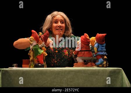 Lola Semonin tritt während des Vorhangs von ' La Madeleine De Proust ' im Theater Rive-Gauche in Paris, Frankreich am 27. August 2008 auf. Foto von Giancarlo Gorassini/ABACAPRESS.COM Stockfoto