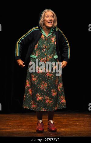 Lola Semonin tritt während des Vorhangs von ' La Madeleine De Proust ' im Theater Rive-Gauche in Paris, Frankreich am 27. August 2008 auf. Foto von Giancarlo Gorassini/ABACAPRESS.COM Stockfoto