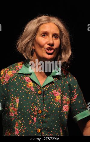 Lola Semonin tritt während des Vorhangs von ' La Madeleine De Proust ' im Theater Rive-Gauche in Paris, Frankreich am 27. August 2008 auf. Foto von Giancarlo Gorassini/ABACAPRESS.COM Stockfoto