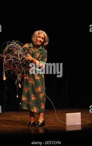 Lola Semonin tritt während des Vorhangs von ' La Madeleine De Proust ' im Theater Rive-Gauche in Paris, Frankreich am 27. August 2008 auf. Foto von Giancarlo Gorassini/ABACAPRESS.COM Stockfoto