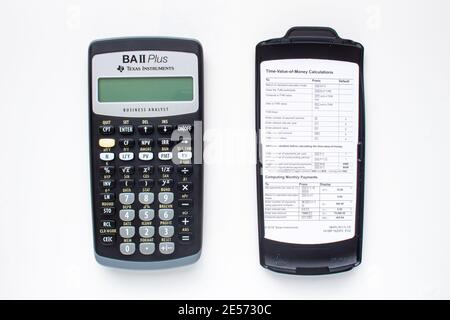 Calgary, Alberta. Kanada. Jan 25, 2021.Texas Instruments BA II Plus Finanzrechner, mit einer Tabelle des Zeitwerts von Geldberechnungen Stockfoto