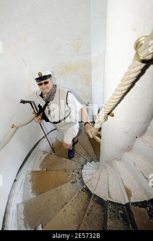 EXKLUSIV. Dänemarks Prinz Henrik besucht am 27. August 2008 den Leuchtturm von Cordouan vor Royan, Westfrankreich. Cordouan ist der älteste Leuchtturm in Frankreich, er ist sehr groß und sehr reich verziert und wurde 1862, zur gleichen Zeit wie Notre-Dame de Paris, zum historischen Denkmal gemacht. Hier wurde 1823 die erste Fresnel-Linse in einem Leuchtturm installiert, die 1854 durch die heutige Linse ersetzt wurde. Es liegt 7 km am Meer, in der Nähe der Mündung der Gironde Mündung in Frankreich. Prinz Henrik kam an Bord der königlichen Yacht "Dennebrog" an. Foto von Patrick Bernard/ABACAPRESS.COM Stockfoto