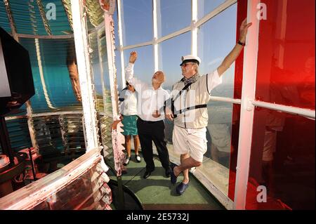 EXKLUSIV. Dänemarks Prinz Henrik besucht am 27. August 2008 den Leuchtturm von Cordouan vor Royan, Westfrankreich. Cordouan ist der älteste Leuchtturm in Frankreich, er ist sehr groß und sehr reich verziert und wurde 1862, zur gleichen Zeit wie Notre-Dame de Paris, zum historischen Denkmal gemacht. Hier wurde 1823 die erste Fresnel-Linse in einem Leuchtturm installiert, die 1854 durch die heutige Linse ersetzt wurde. Es liegt 7 km am Meer, in der Nähe der Mündung der Gironde Mündung in Frankreich. Prinz Henrik kam an Bord der königlichen Yacht "Dennebrog" an. Foto von Patrick Bernard/ABACAPRESS.COM Stockfoto